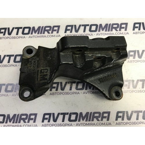 Кронштейн двигуна правий Opel Zafira B 1.6 16V 2005-2011 13189381
